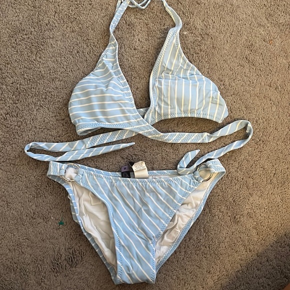 SOLD Bikini set - Picture 1 of 2